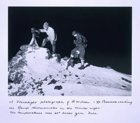 ランプ温度計を読んでいるウィルソン博士とバウアー少佐の懐中電灯の写真。気温は「スコットの最後の遠征」による華氏0度より40度低かった
